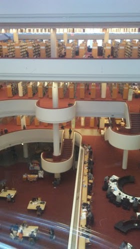 トロントの職安と図書館